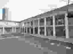 都会の景色に映えるモダンな新客殿