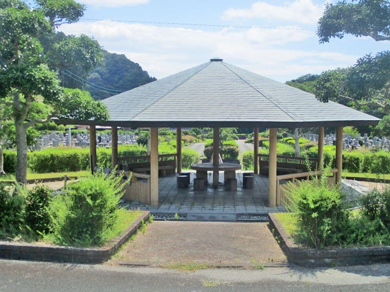 園内中央に東屋があります。