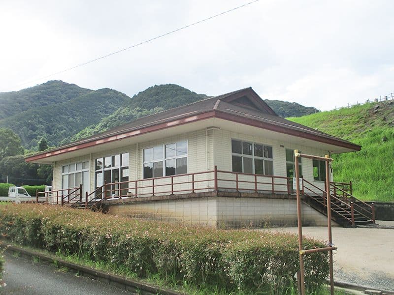 入口は言って右側に管理事務所があります。