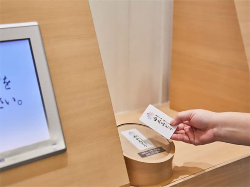 ゆめみどうの受付で参拝カードをかざしている様子