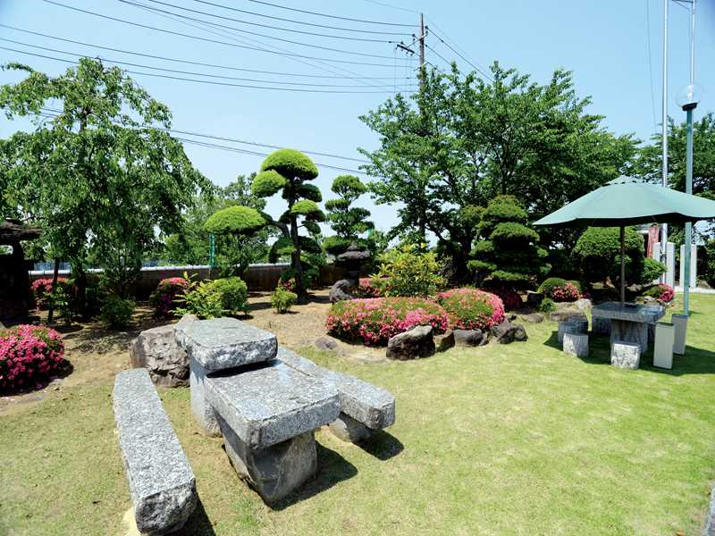 しらこばとメモリアルパーク　明るい雰囲気の休憩スペース