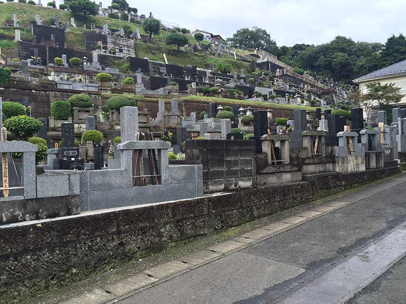 東光寺　斜面に沿って墓石が並ぶひな壇式