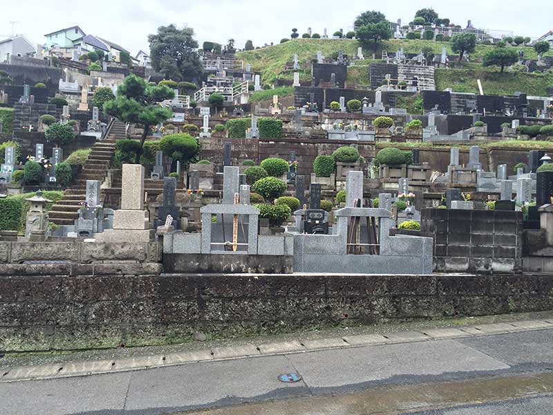 東光寺　緑豊かな墓地内