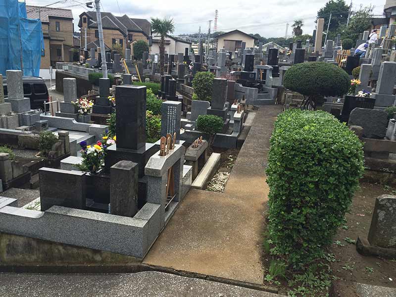 東光寺　住宅地の中にある墓地