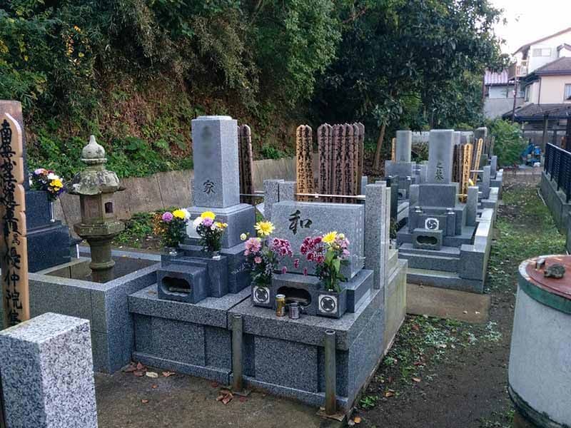 飯盛山仁王院 鎖大師青蓮寺　自然に囲まれた静かな墓域