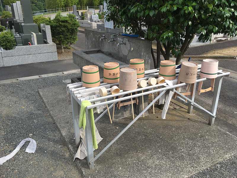 グリーンパーク新町田霊園　十分な数の柄杓とバケツ