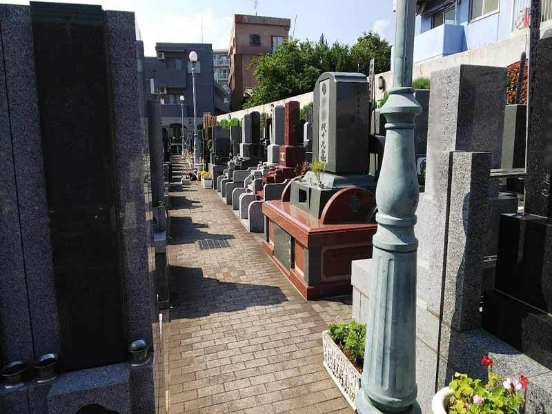板橋向原浄苑　真っ直ぐにのびるレンガ調の参道