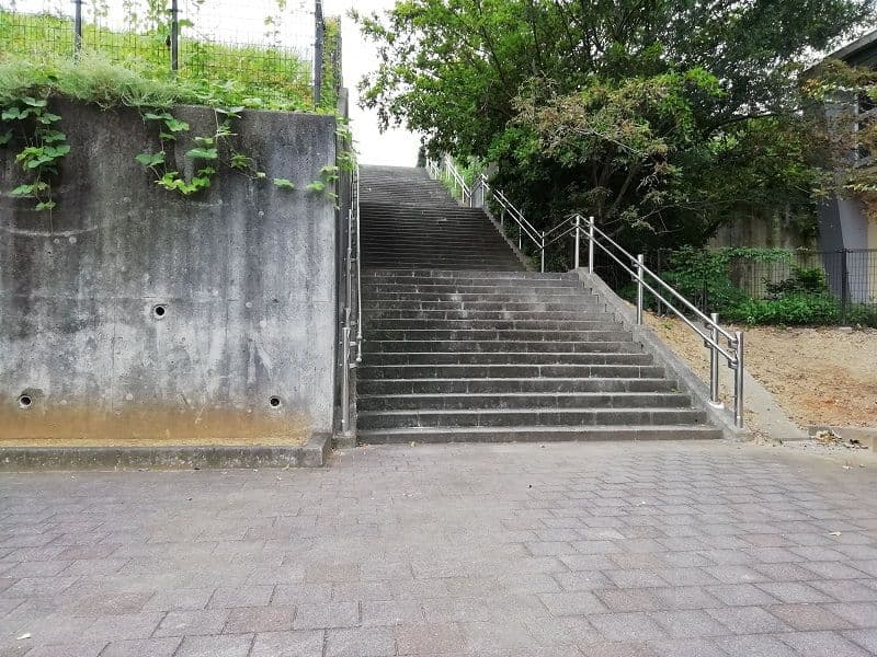 御油第二墓園の階段