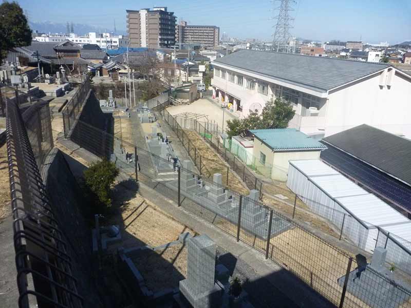 無量寿寺（草津市）　同一方向で並ぶ墓石
