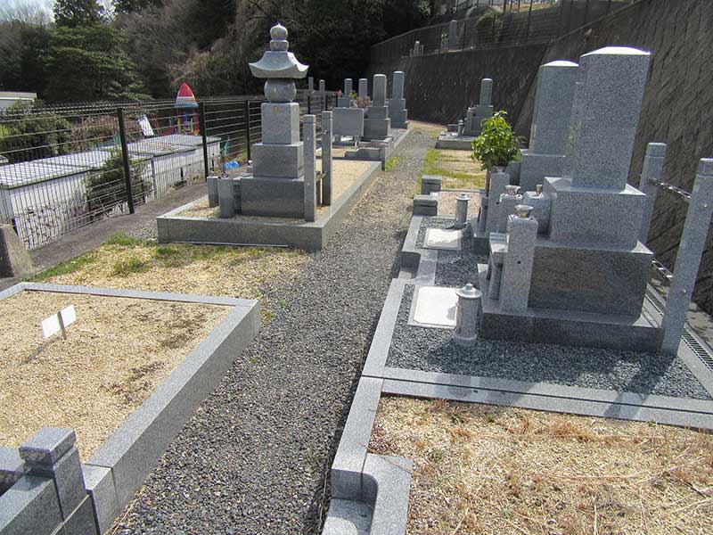 無量寿寺（草津市）　ゆったりとした広さに建立された墓石