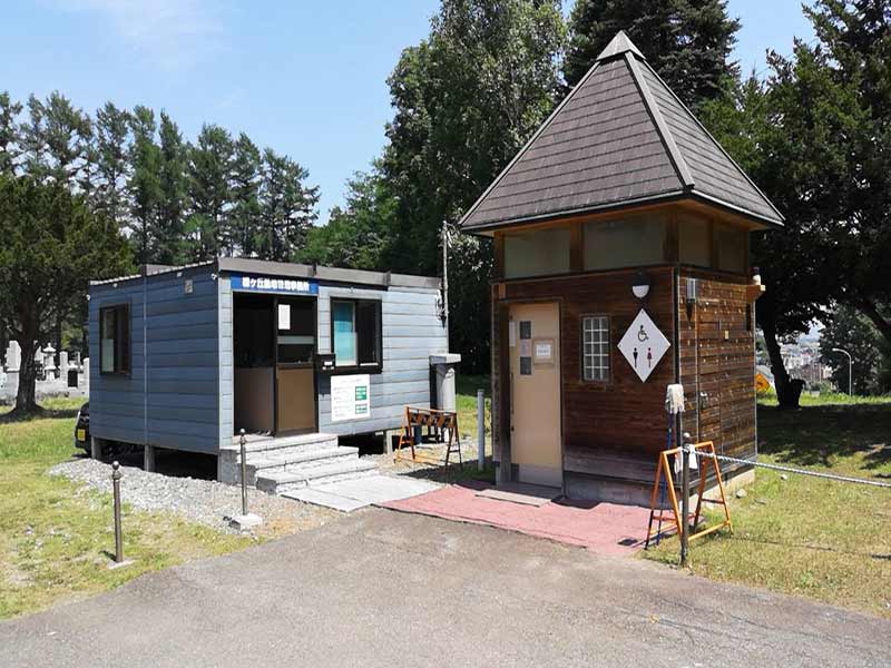 帯広市緑ケ丘墓地　とんがり屋根のトイレ