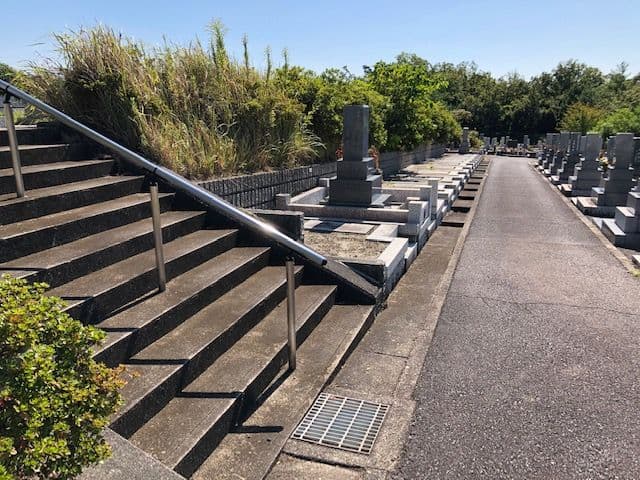 五色園墓地の園内階段