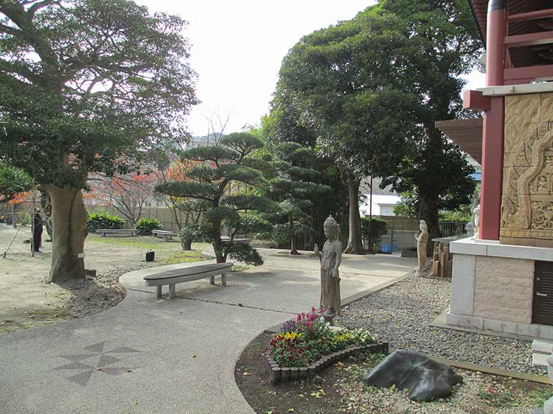 長安寺　ベンチが添えられた参道