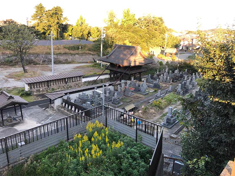 八幡あやめ墓苑
