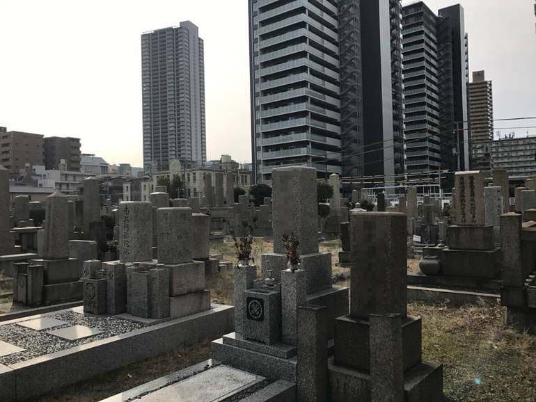 大阪市設 北霊園　霊園に隣接した高層ビル群