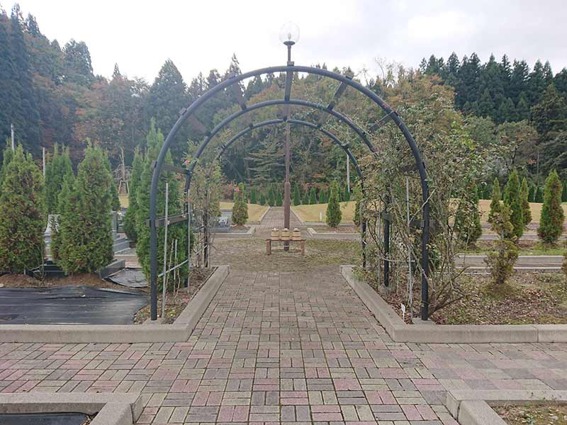 フジパーク霊園 見附　モダンでおしゃれなアーチ