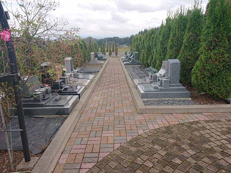 フジパーク霊園 見附　バリアフリーでレンガ調の参道