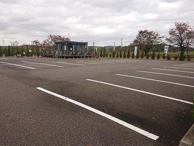 フジパーク霊園 見附　霊園のすぐ隣にある駐車場