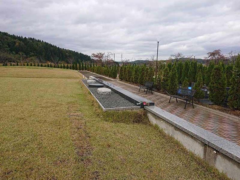 フジパーク霊園 見附　芝生の丘で静かに眠る樹木葬