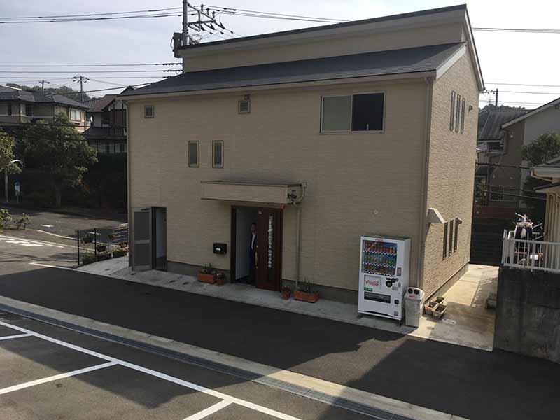 二宮霊園 ひかりの丘　管理棟外観