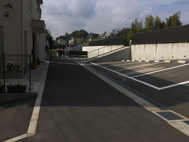 二宮霊園 ひかりの丘　霊園入り口にある駐車場