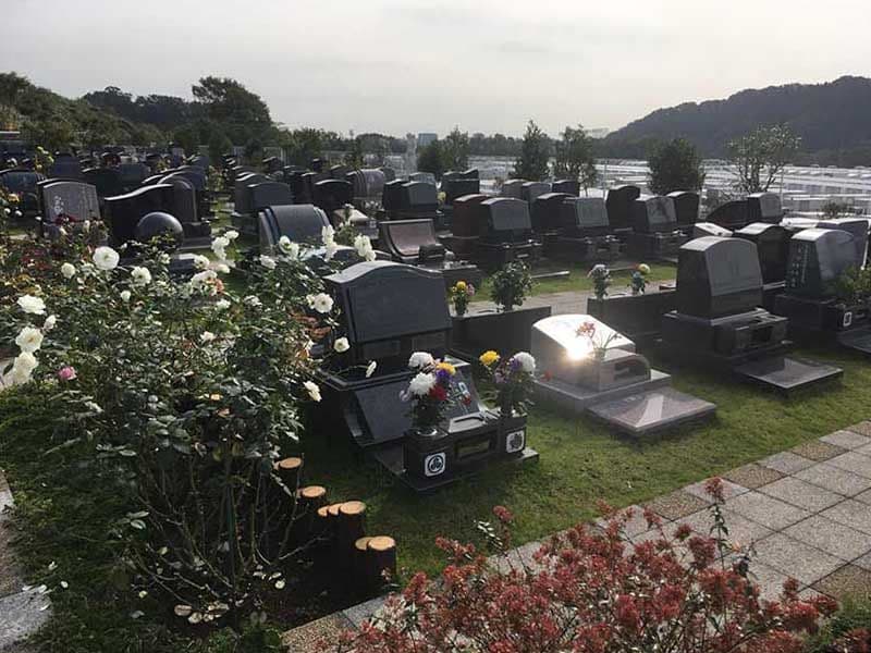 メモリアルパーク花の郷墓苑 厚木宮の里　様々なデザインの墓石が並ぶ