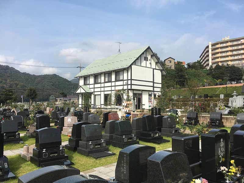 メモリアルパーク花の郷墓苑 厚木宮の里　ロッジ風の管理棟