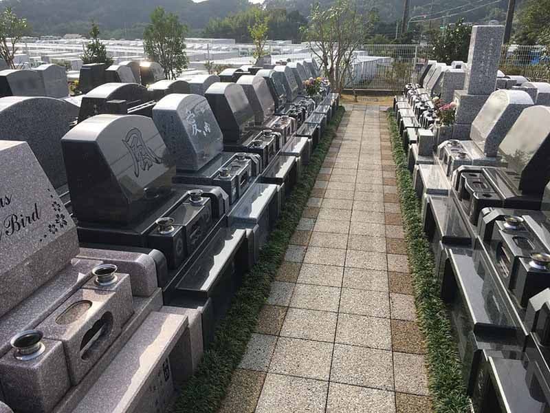 メモリアルパーク花の郷墓苑 厚木宮の里　幅が広くゆったりとした参道