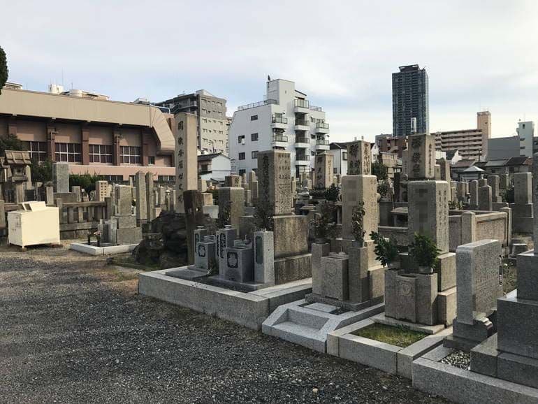 大阪市設 北霊園　広い参道