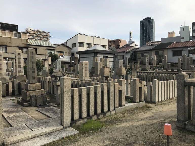 大阪市設 北霊園　広々とした区画