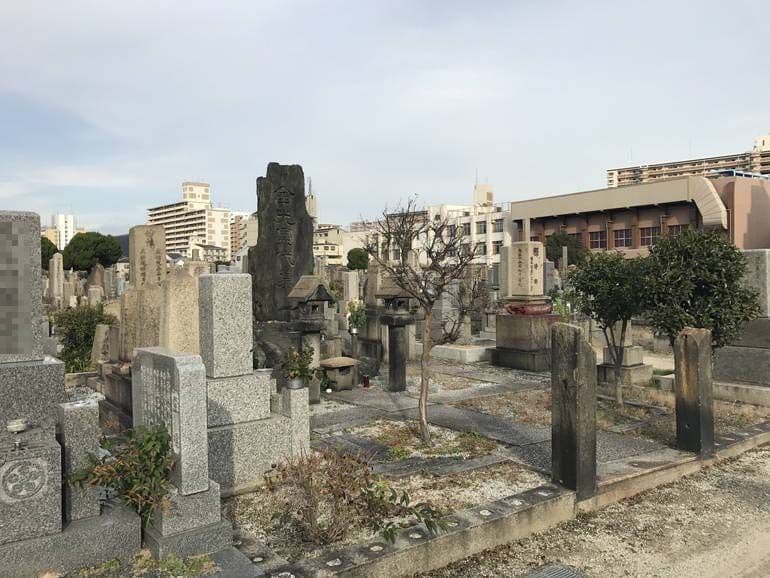 大阪市設 北霊園　特徴ある墓石