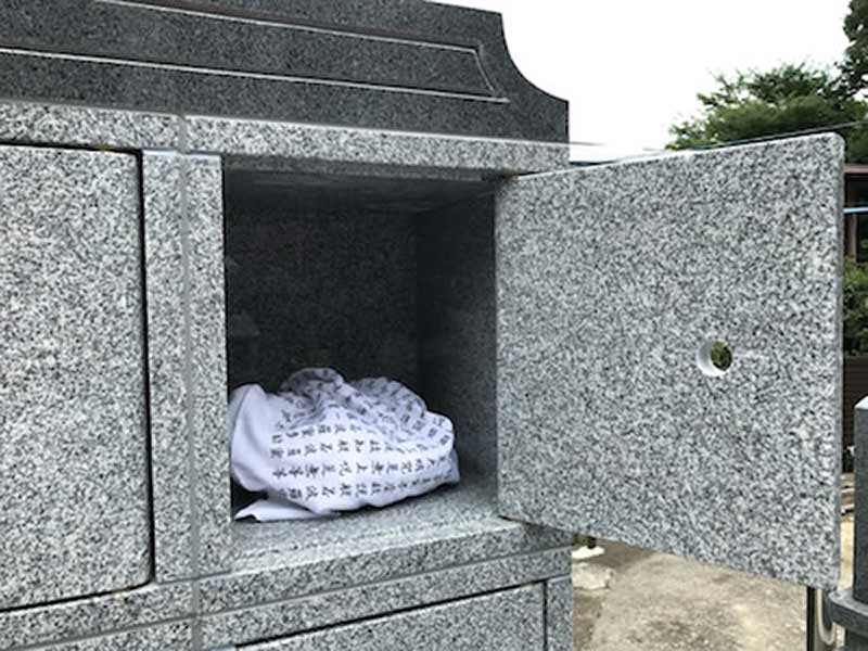 宝善院 のうこつぼ　納骨されている様子