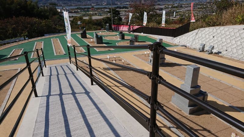 箕島丘墓苑に設置されているスロープ