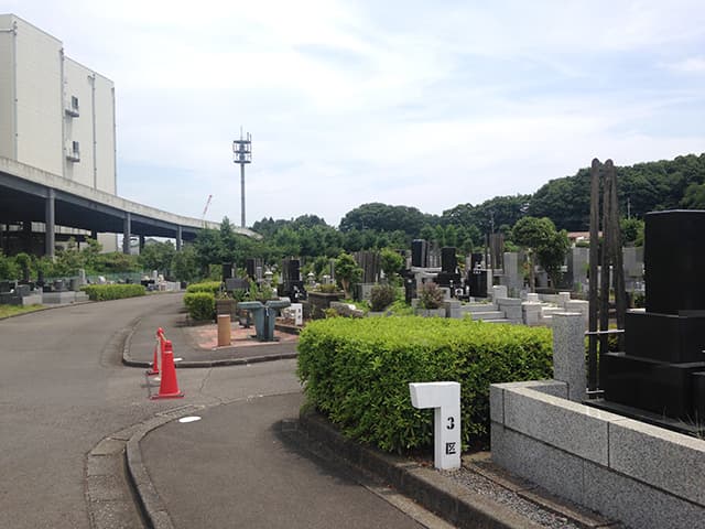八王子市営 南多摩都市霊園　平坦な造りなので安心してお参りできる霊園風景
