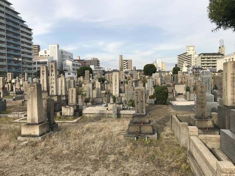 大阪市設 北霊園　様々なデザインの墓石