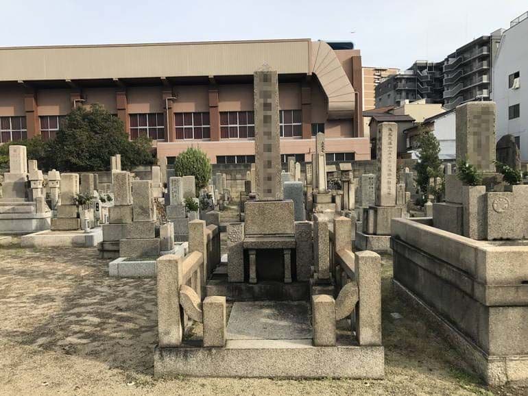 大阪市設 北霊園　背の高い墓石