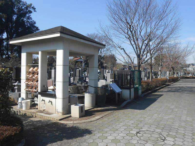 さいたま市営 青山苑墓地　屋根のある水汲み場