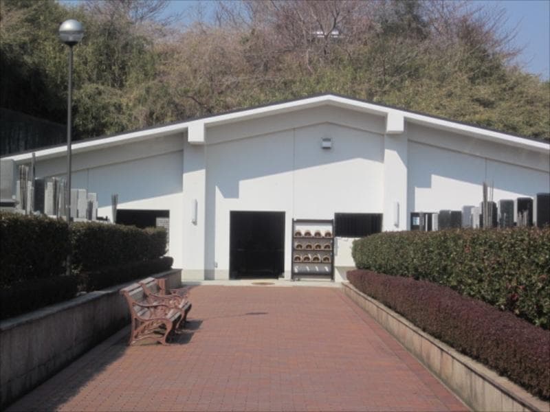綾瀬市営 本蓼川墓園　水汲み場とベンチ