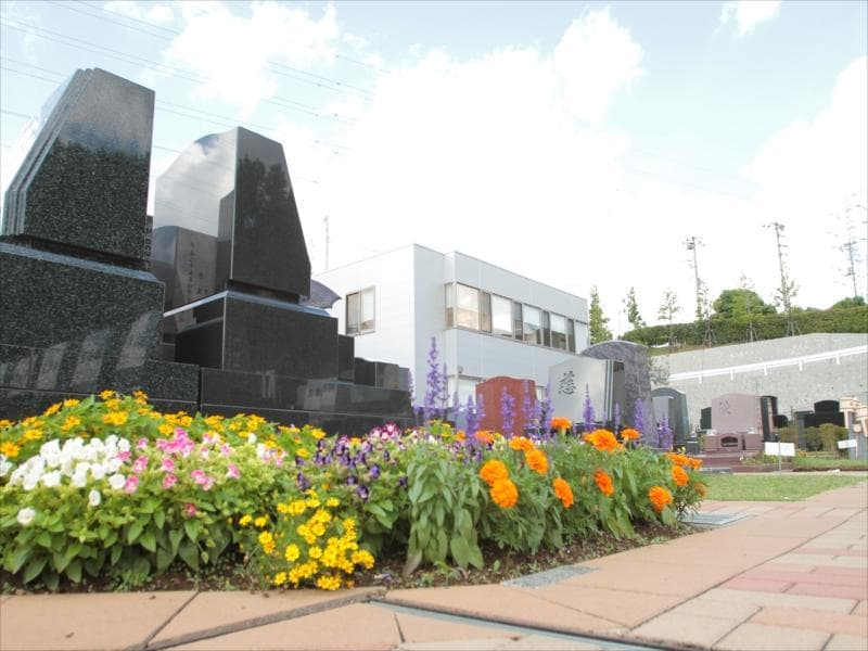 都筑港北霊園 宙の碑　参道に供えられた花々