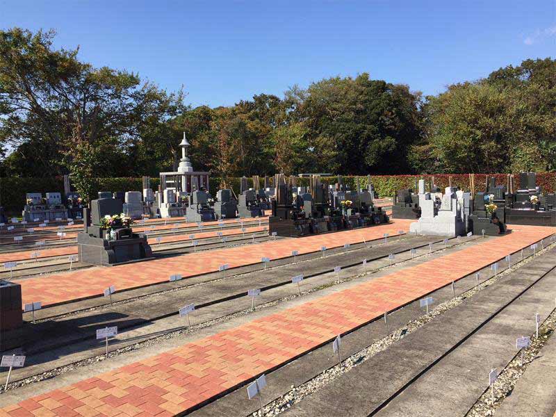 みつわ台霊園 殿台の杜　日当たりの良い明るい霊園風景