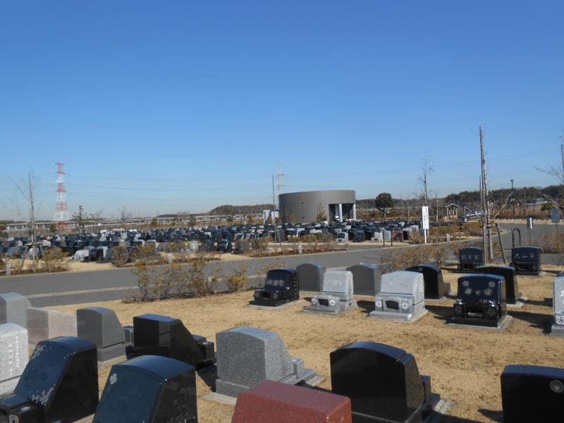 八千代市営霊園　通路が広く取ってあり解放感のある霊園風景