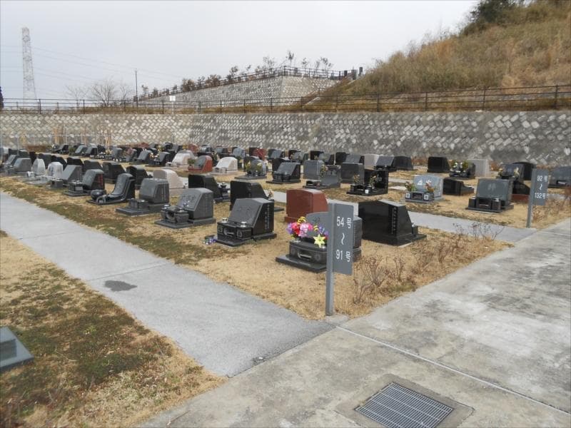 市原市営 海保墓園　墓石間にゆとりのある芝生墓所