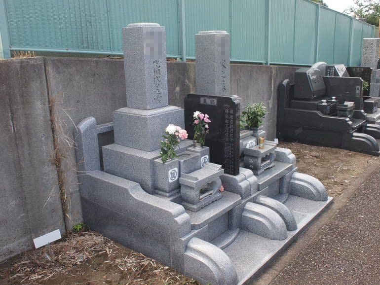 藤沢霊園　手入れの行き届いた墓域