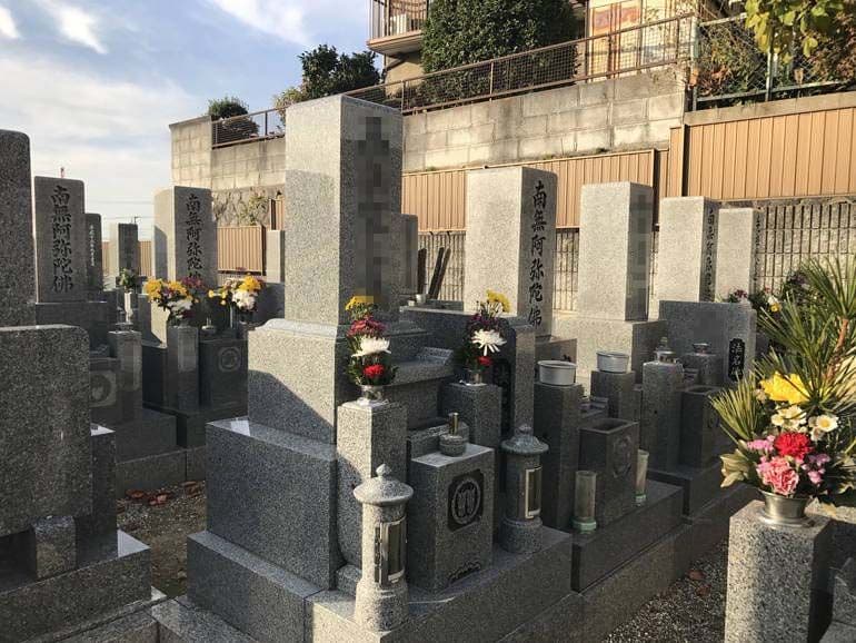 上石切法照寺霊苑　墓石に映える仏花