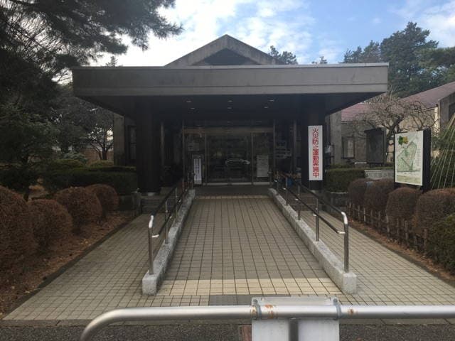 都立 小平霊園　正門を入って左側にある管理事務所
