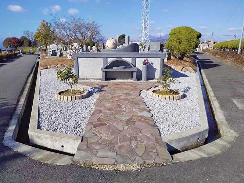 大分市営 丸山墓地公園　シンボルを加工した供養塔