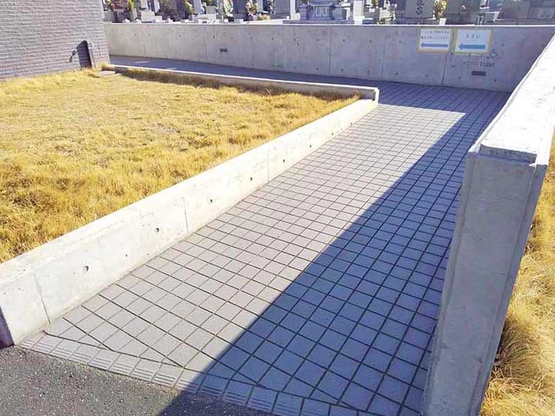 大分市営 丸山墓地公園　車椅子やベビーカーも通りやすいスロープ