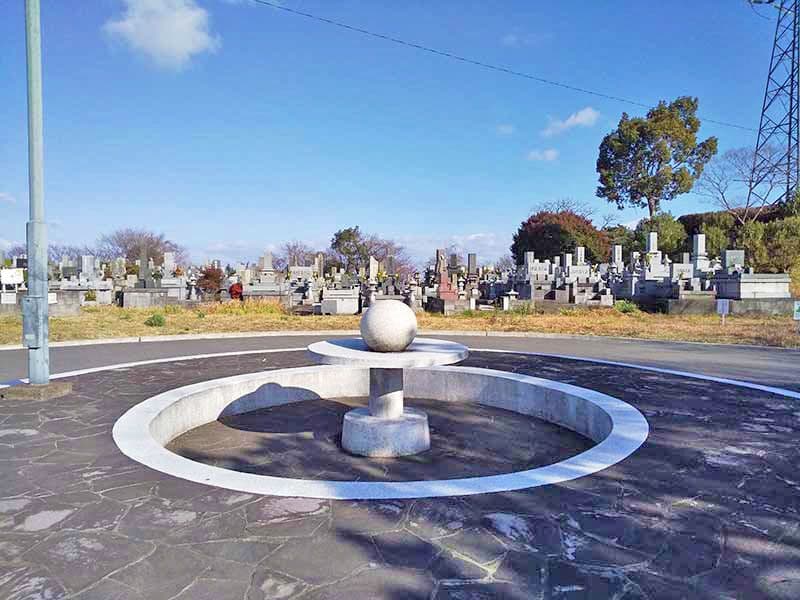 大分市営 丸山墓地公園　墓域横にある石のオブジェ
