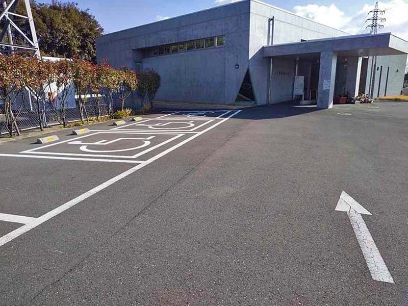 大分市営 丸山墓地公園　平坦に舗装された駐車場