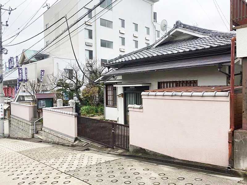 蓮乗院　ゆるやかな坂道の公道